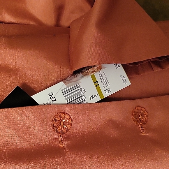 Le Suit ladies suit, beautiful pumpkin shade. - Picture 5 of 12
